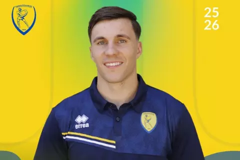 بعد رحيله عن الزمالك..  بانيتوليكوس اليوناني يعلن ضم كونراد ميشالاك